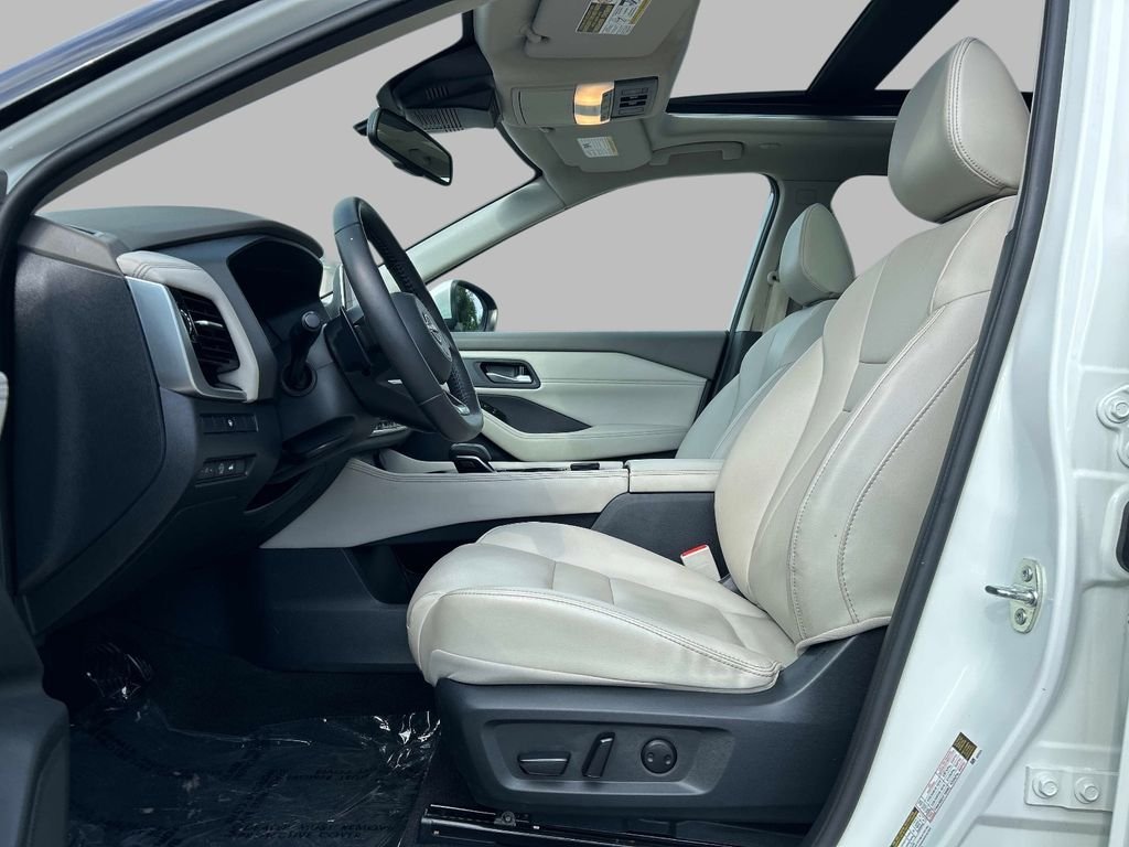 Used 2023 White Nissan SL image 16