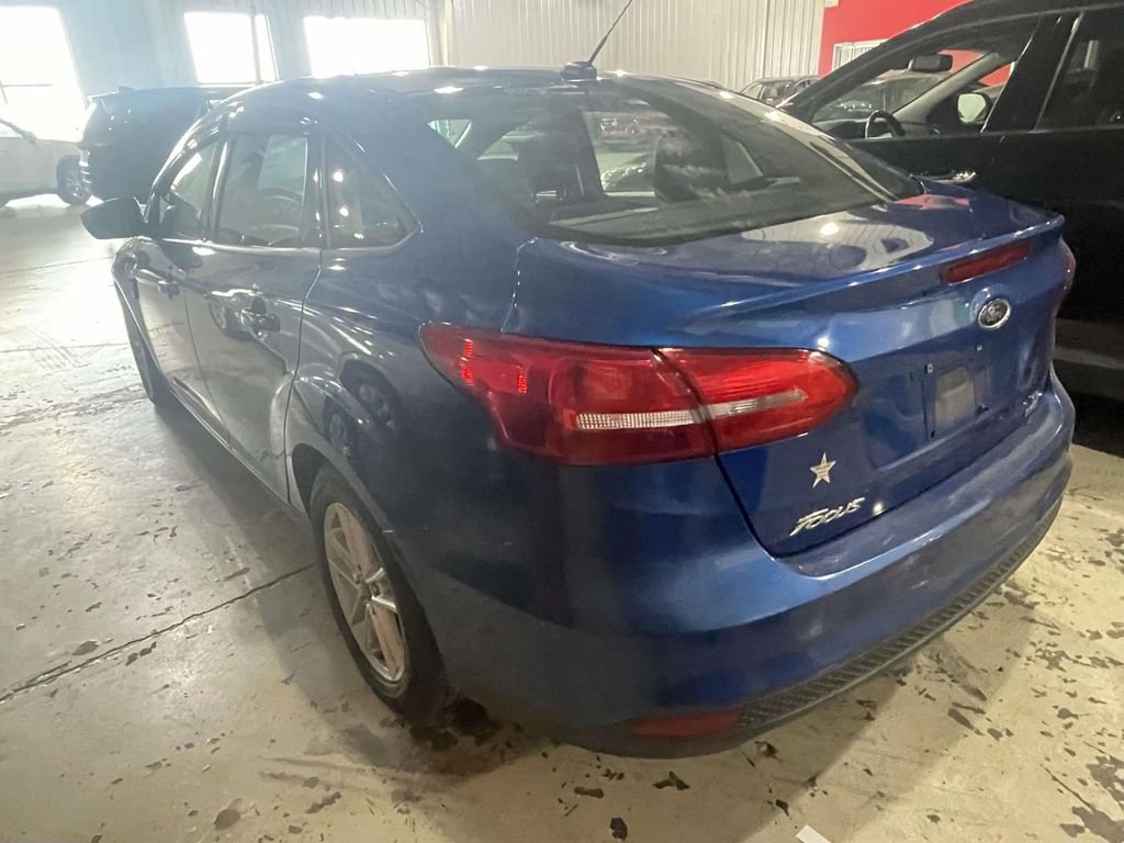 Used 2018 Blue Ford SE image 4