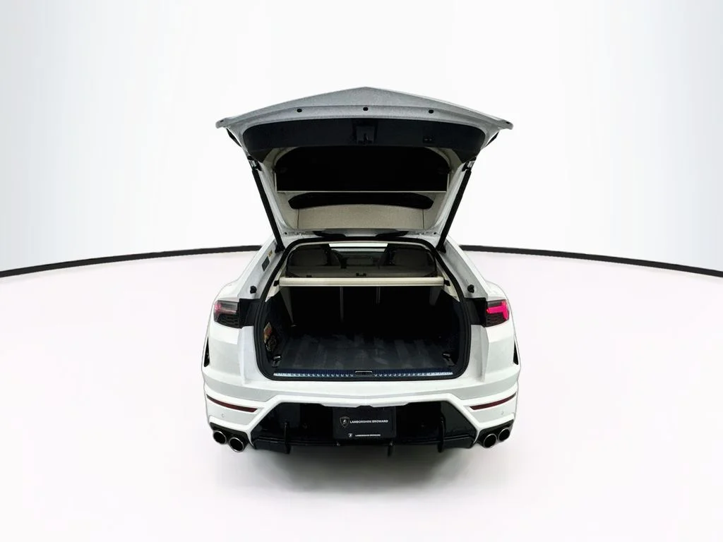Used 2025 White Lamborghini SE image 29