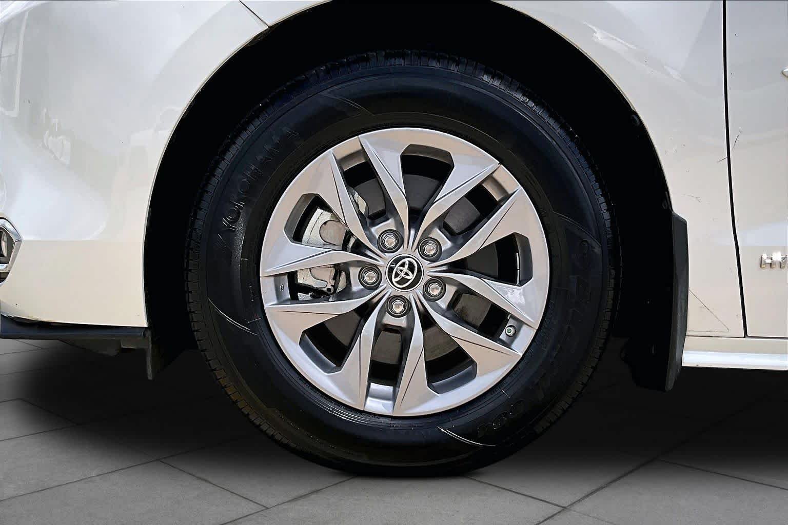 Used 2021 Blizzard Pearl Toyota XLE image 11