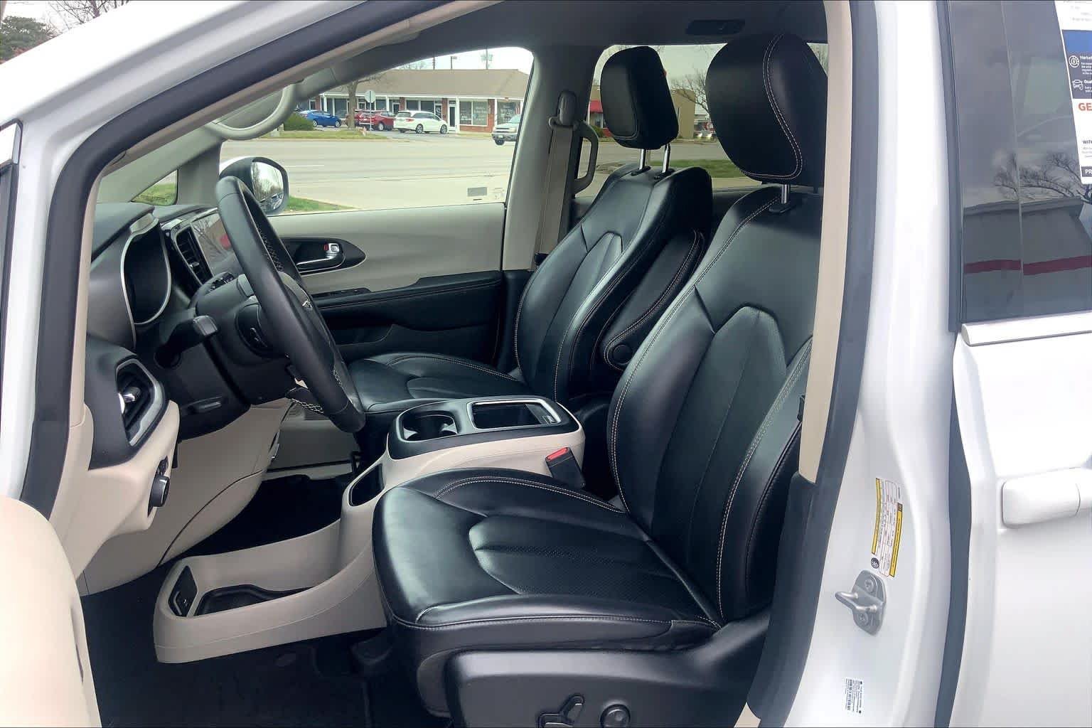 Used 2023 Bright White Clearcoat Chrysler Touring L image 14