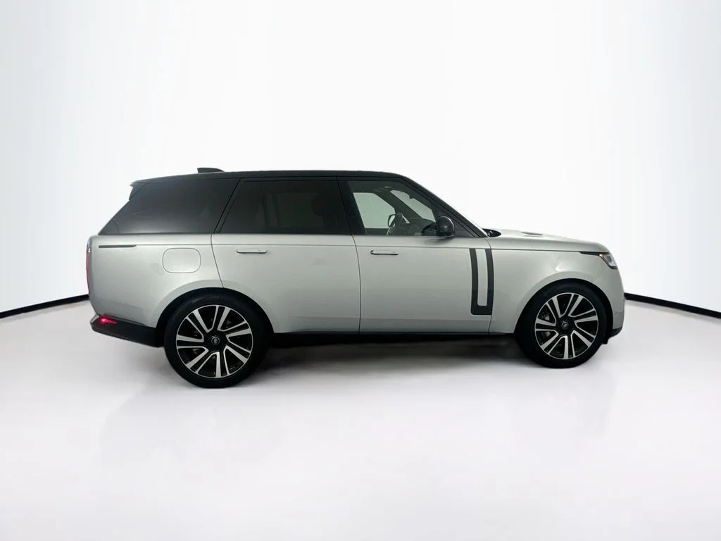 Used 2023 Silver Land Rover SE image 4