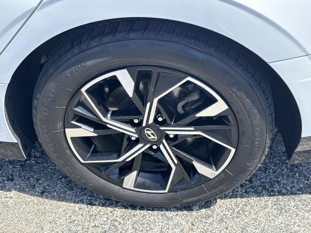 Used 2025 White Hyundai SEL image 37
