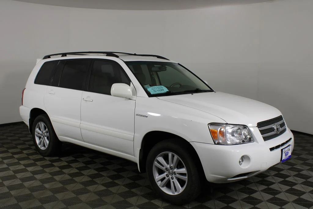 Used 2007 White Toyota V6 image 1