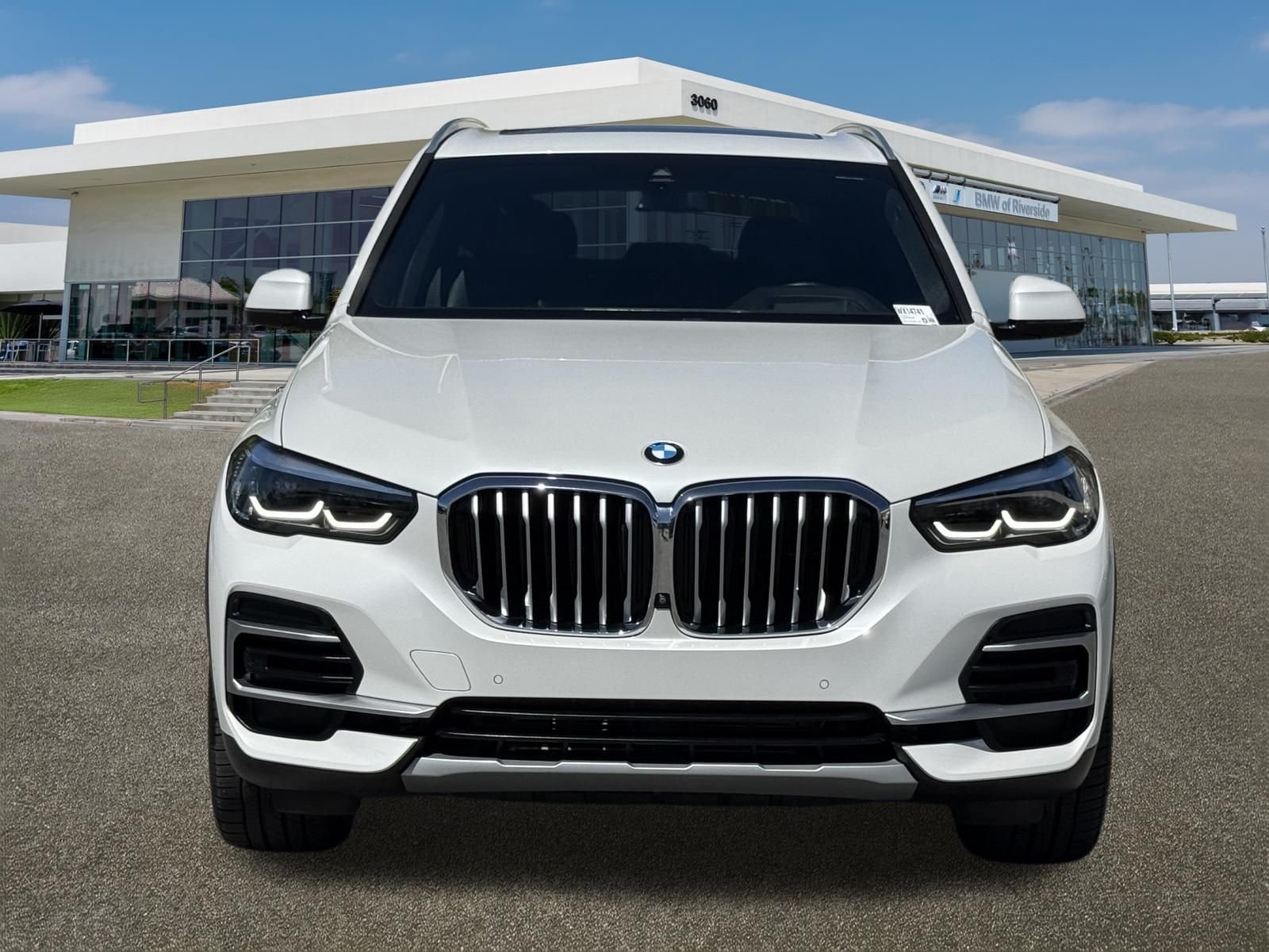 Certified Used 2023 Mineral White Metallic BMW xDrive40i image 3