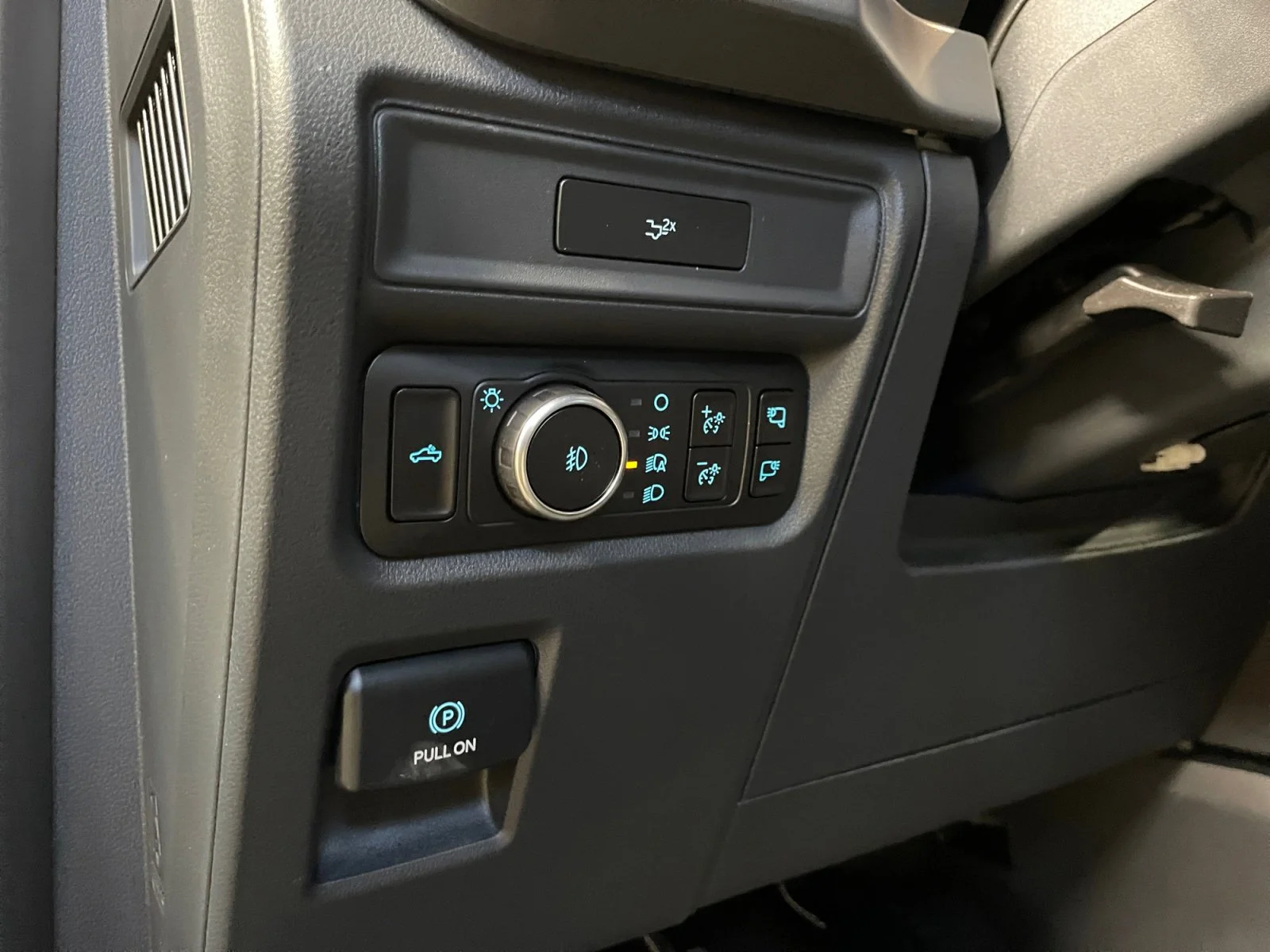 New 2026 CARBONIZED GREY METALLIC Ford XLT image 13