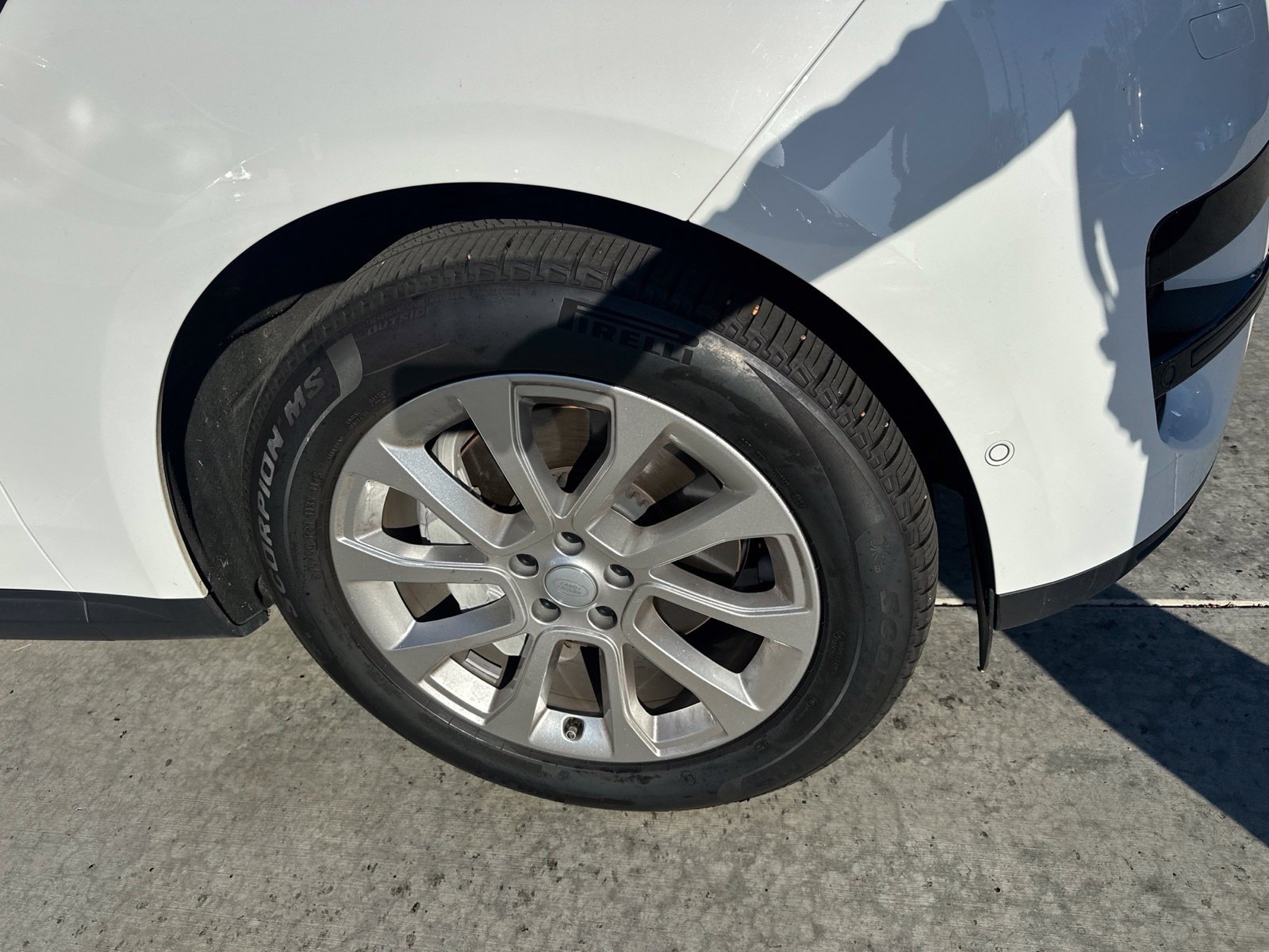 Used 2025 Fuji White Land Rover SE image 6