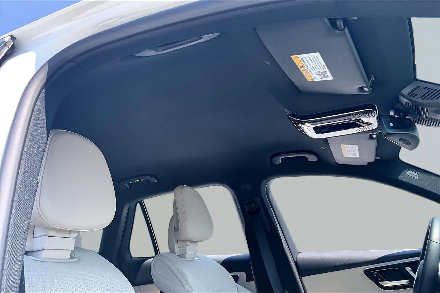 Used 2025 Polar White Mercedes-Benz GLC 300 image 27