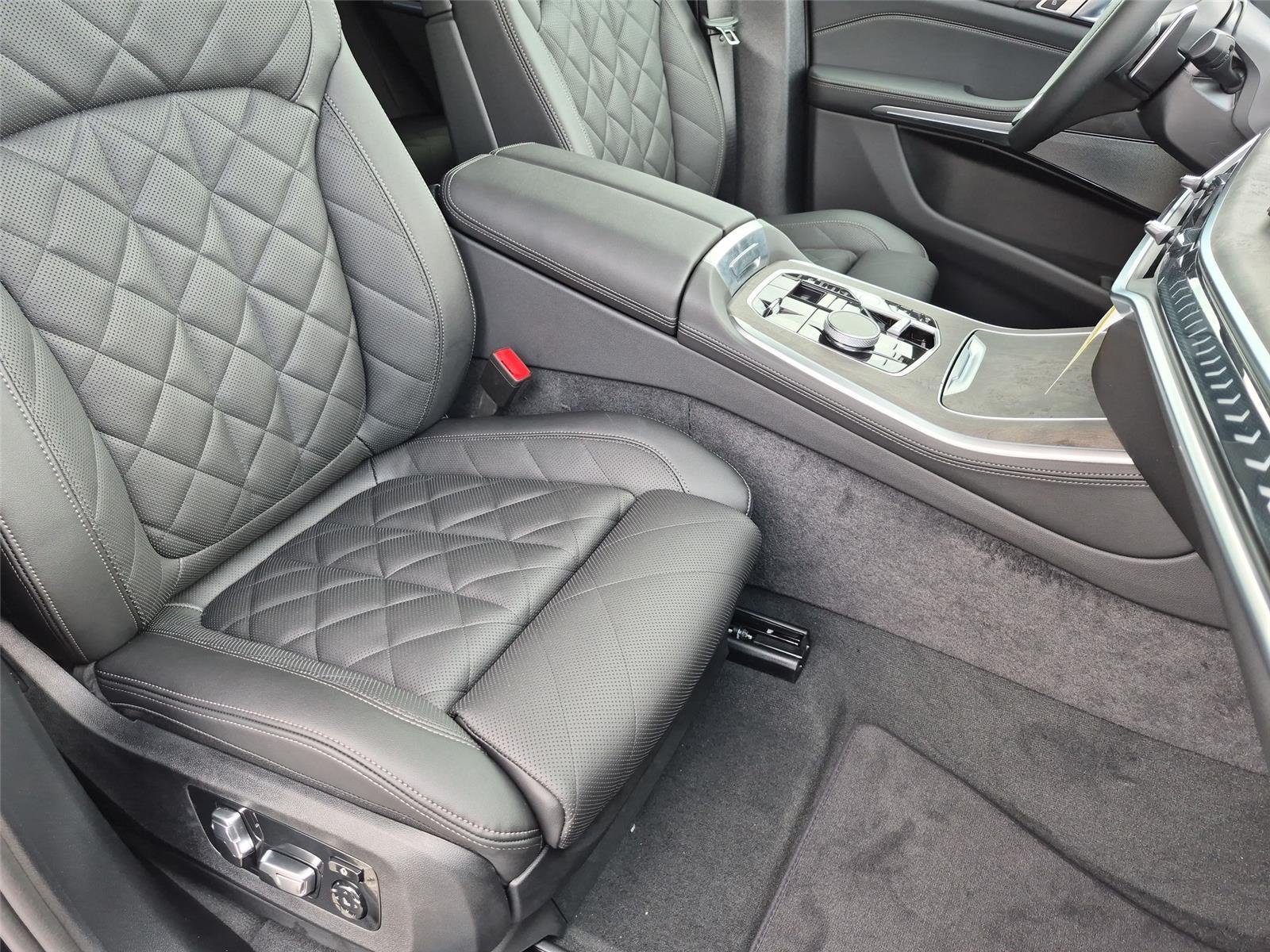 New 2026 Black Sapphire Metallic BMW xDrive50e image 39