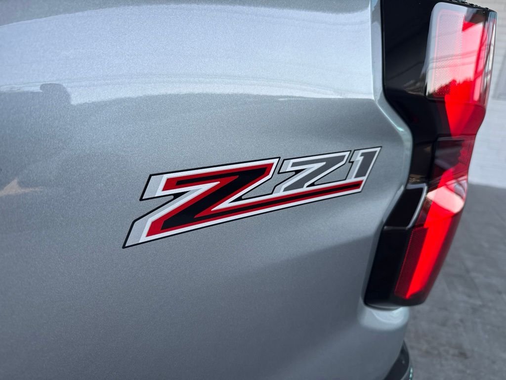Used 2025 Gray Chevrolet Z71 image 18
