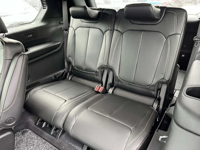 New 2026 Diamond Black Crystal Pearl-Coat Exterior Paint Jeep Limited image 19