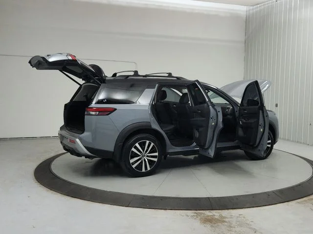 Used 2024 Gray Nissan Platinum image 16