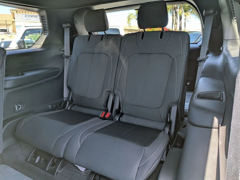 New 2026 Bright White Clear-Coat Exterior Paint Jeep Laredo image 23