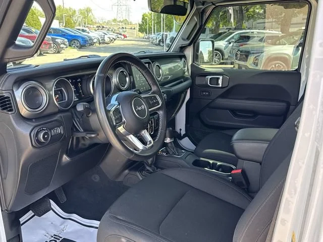 Used 2022 White Jeep Unlimited Sahara image 11