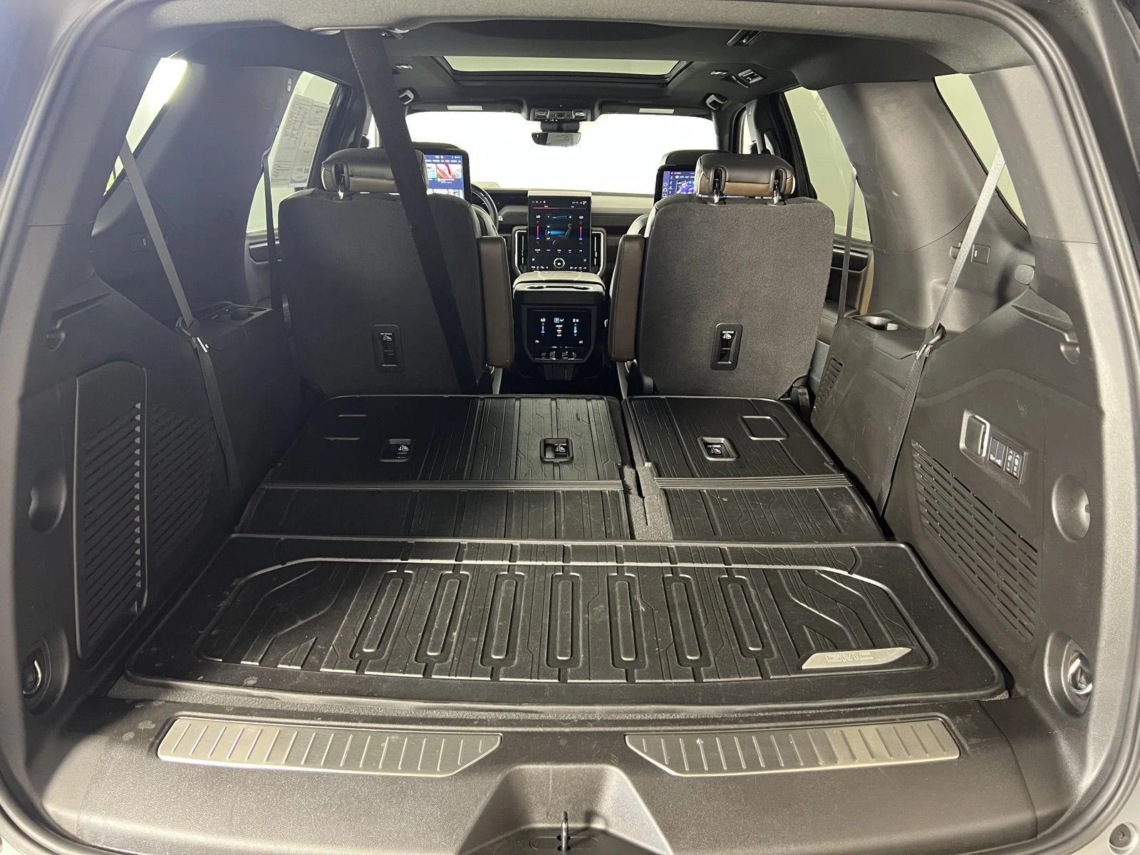Used 2025 Sterling Metallic GMC Denali Ultimate image 33