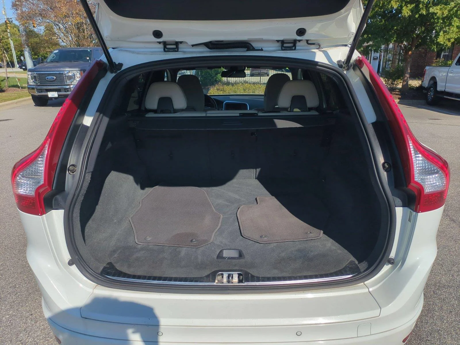 Used 2015 Ice White Volvo T5 Drive-E Premier image 32