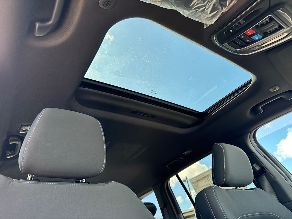 New 2026 Bright White Clear-Coat Exterior Paint Jeep Laredo X image 13