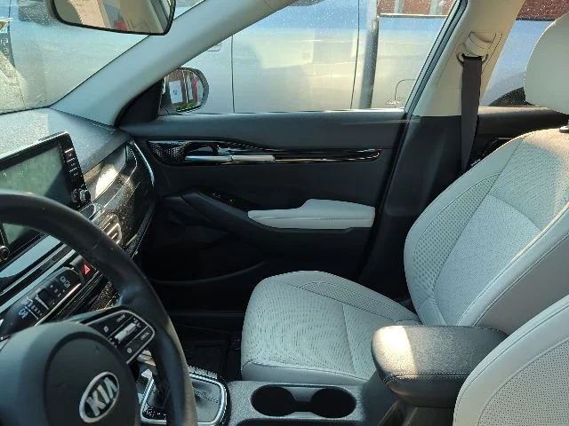 Used 2021 White Kia EX image 4