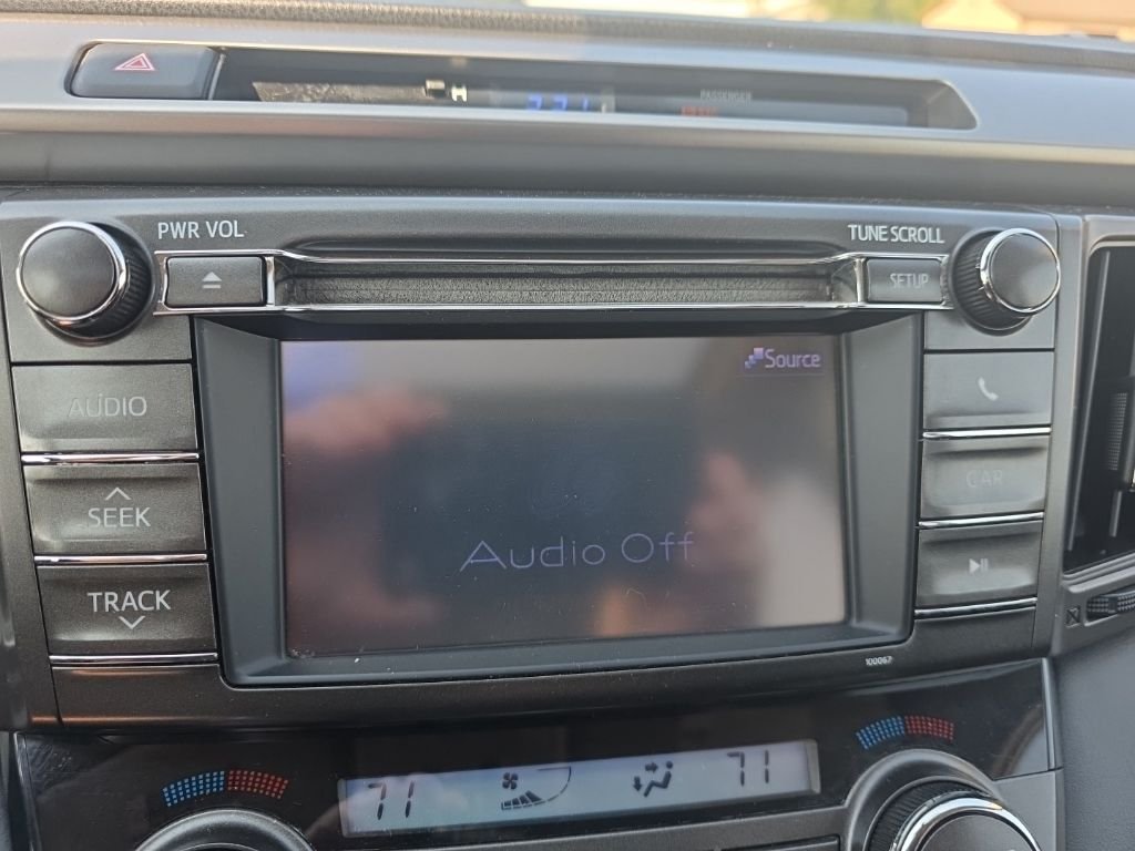 Used 2013 White Toyota XLE image 14