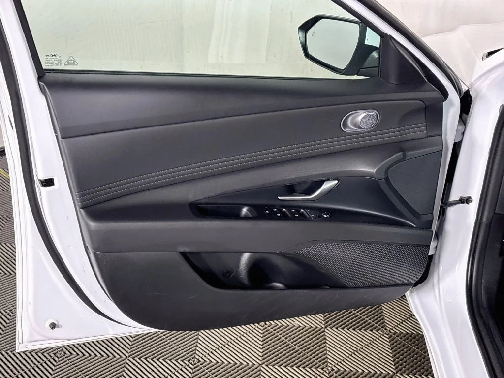 Used 2025 White Hyundai SEL Convenience image 10