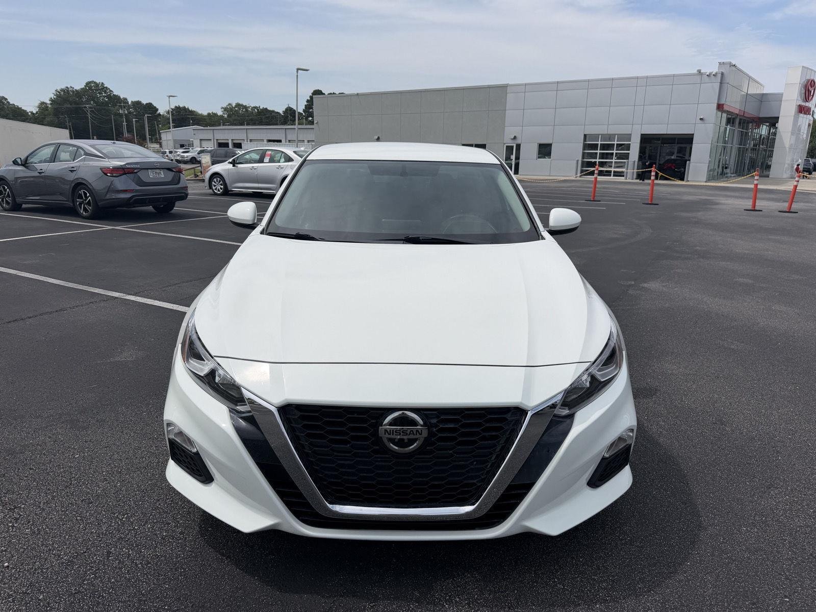 Used 2020 Glacier White Nissan 2.5 S image 2
