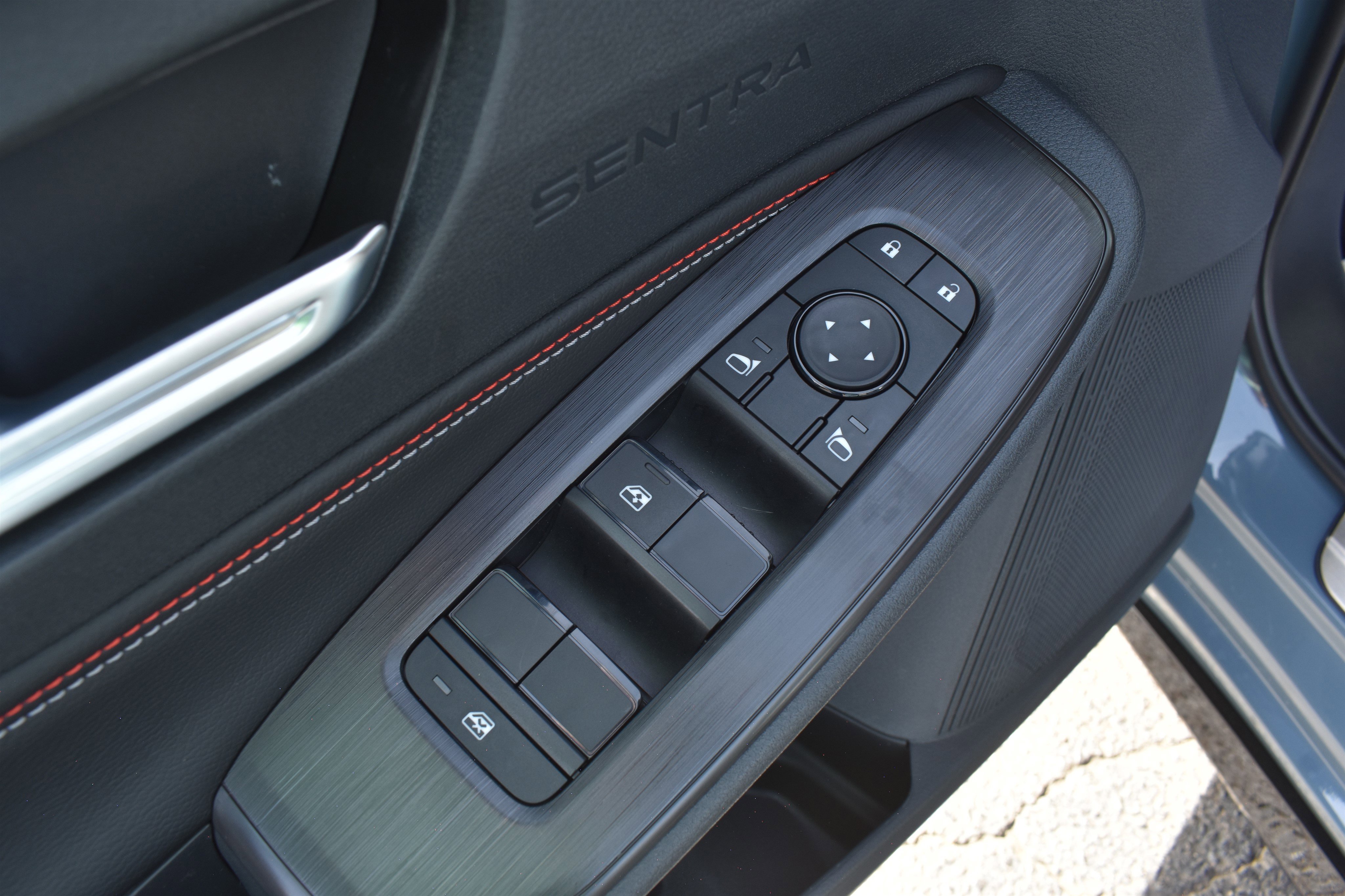 New 2026 Atlantic Gray Metallic / Super Black Two-tone Nissan SR image 13