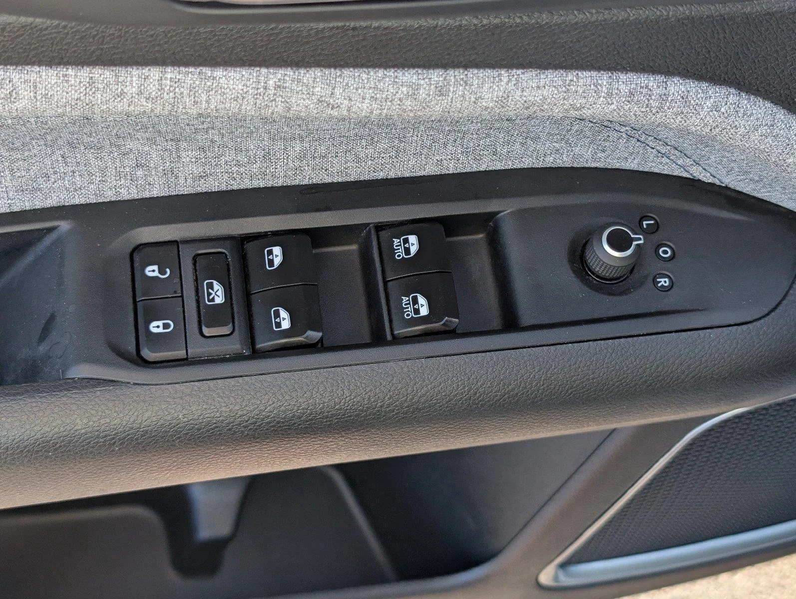 Used 2025 Bright White Clearcoat Jeep Latitude image 19