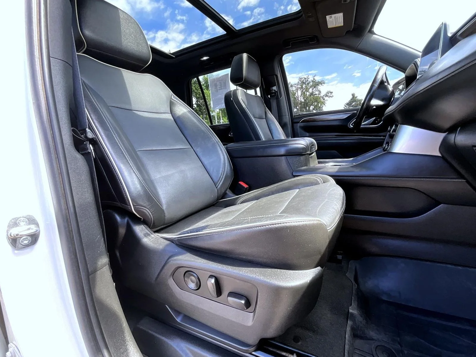 Used 2021 White Chevrolet LT image 19