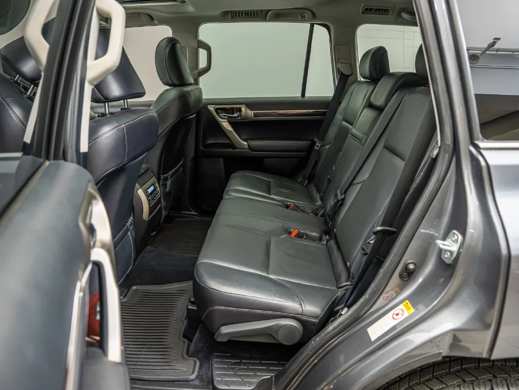 Used 2016 Gray Pearl Lexus 460 image 33