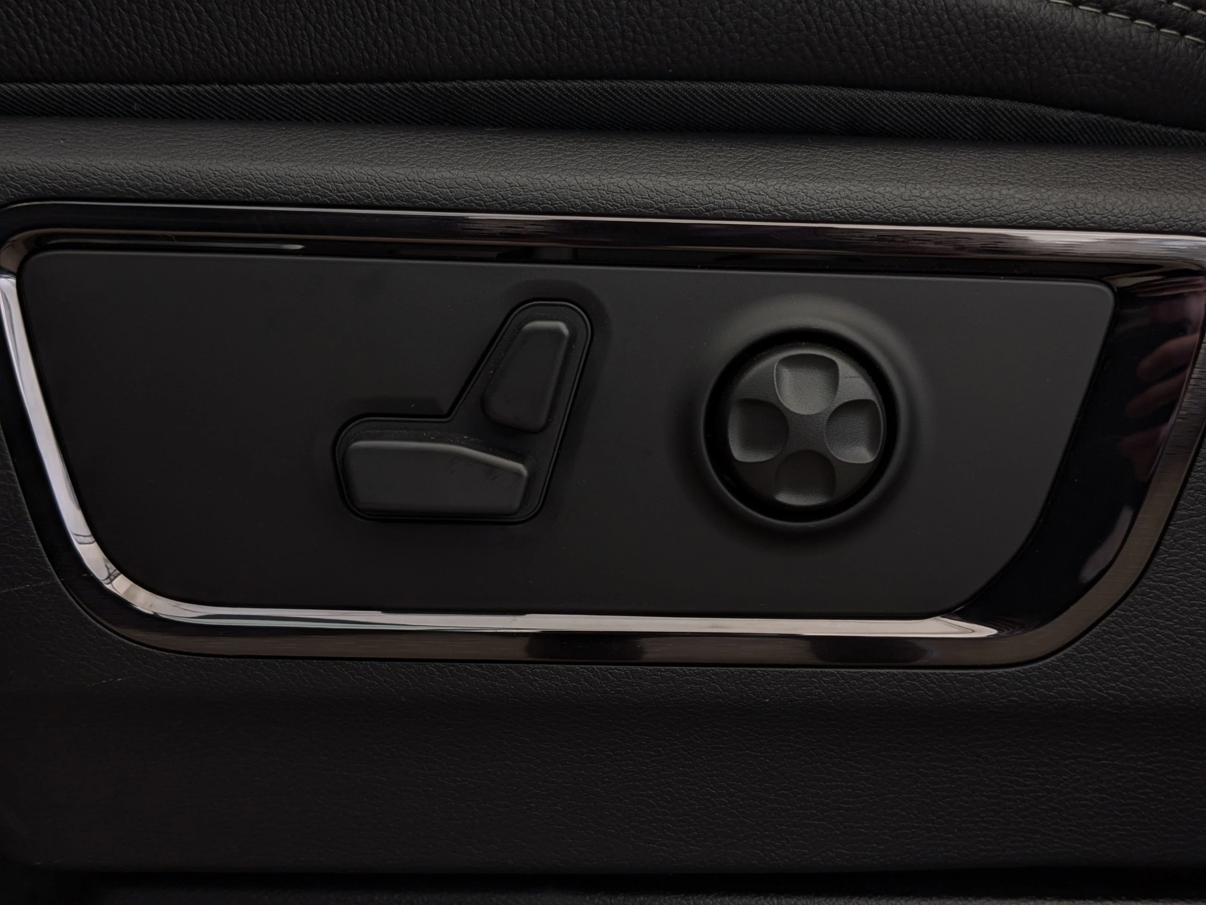 New 2026 Black RAM Limited - - 14.4 Display - Head-Up Display - Surround View Camera - Panoramic Sunroof & More image 14