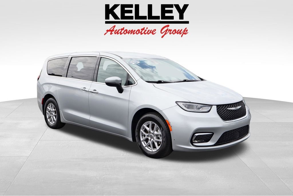 2023 Chrysler Pacifica Touring's photo