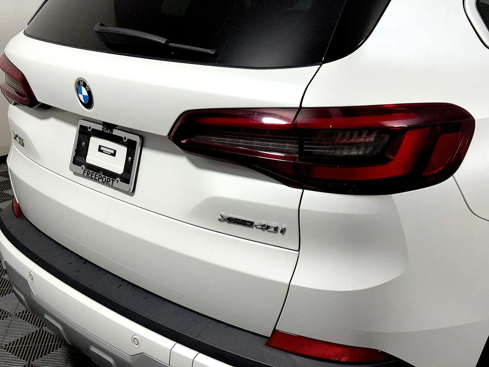 Certified Used 2023 Mineral White Metallic BMW xDrive40i image 28