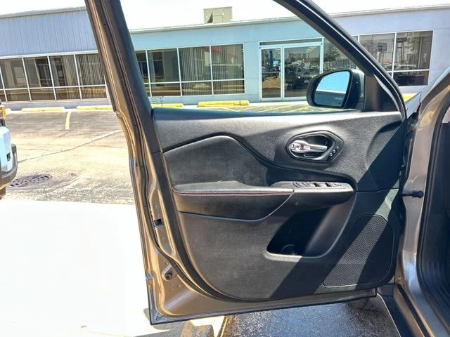 Used 2020 Beige Jeep Trailhawk image 27