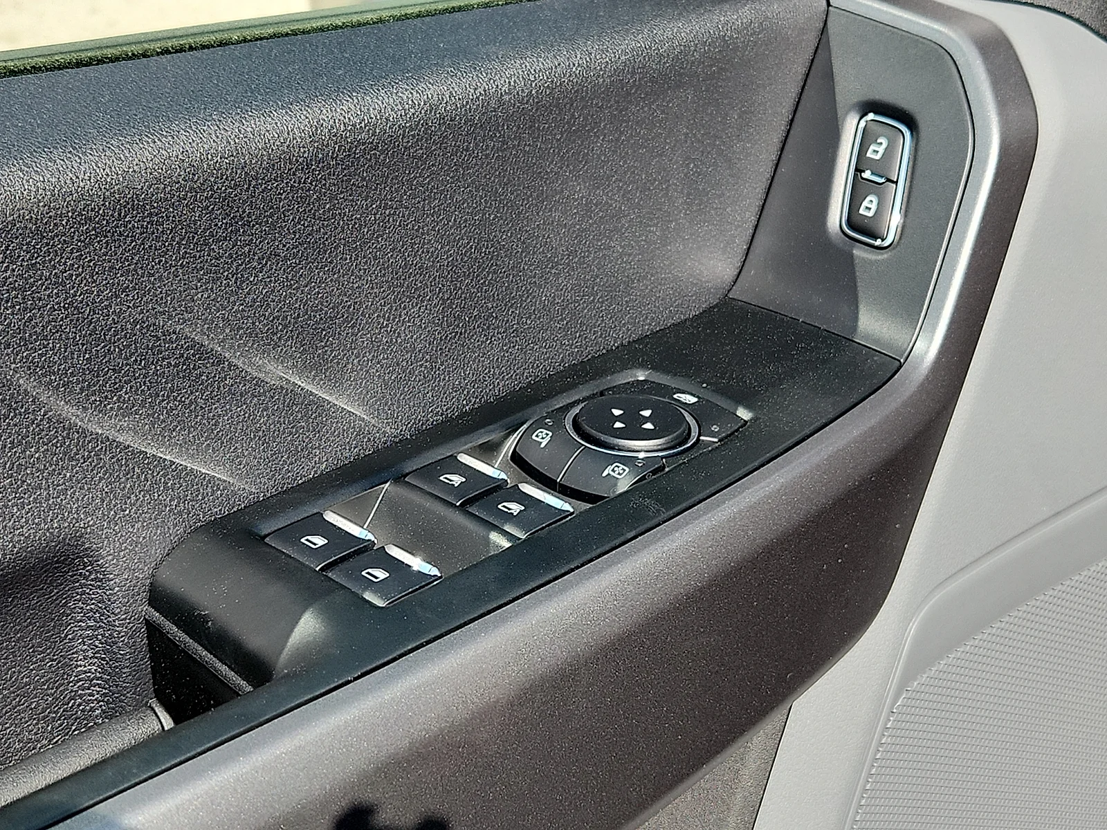 New 2026 Carbonized Gray Metallic Ford XLT image 15