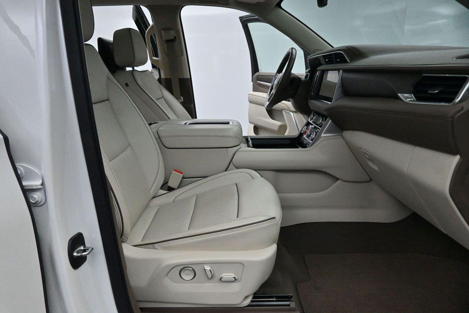Used 2021 WHITE FROST TRICOAT GMC Denali image 37