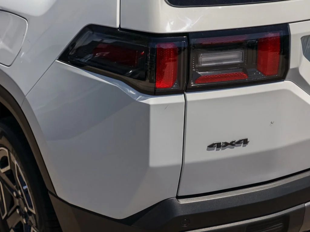 New 2026 Bright White Clear-Coat Exterior Paint Jeep Limited image 7
