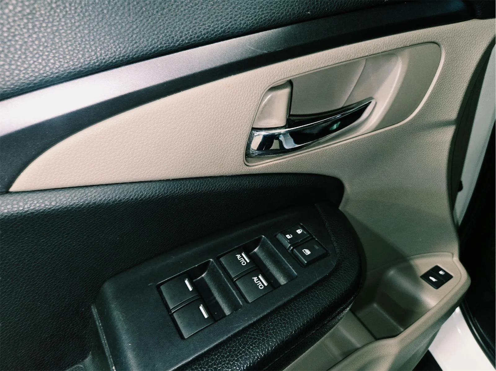 Used 2017 White Diamond Pearl Honda EX-L image 11