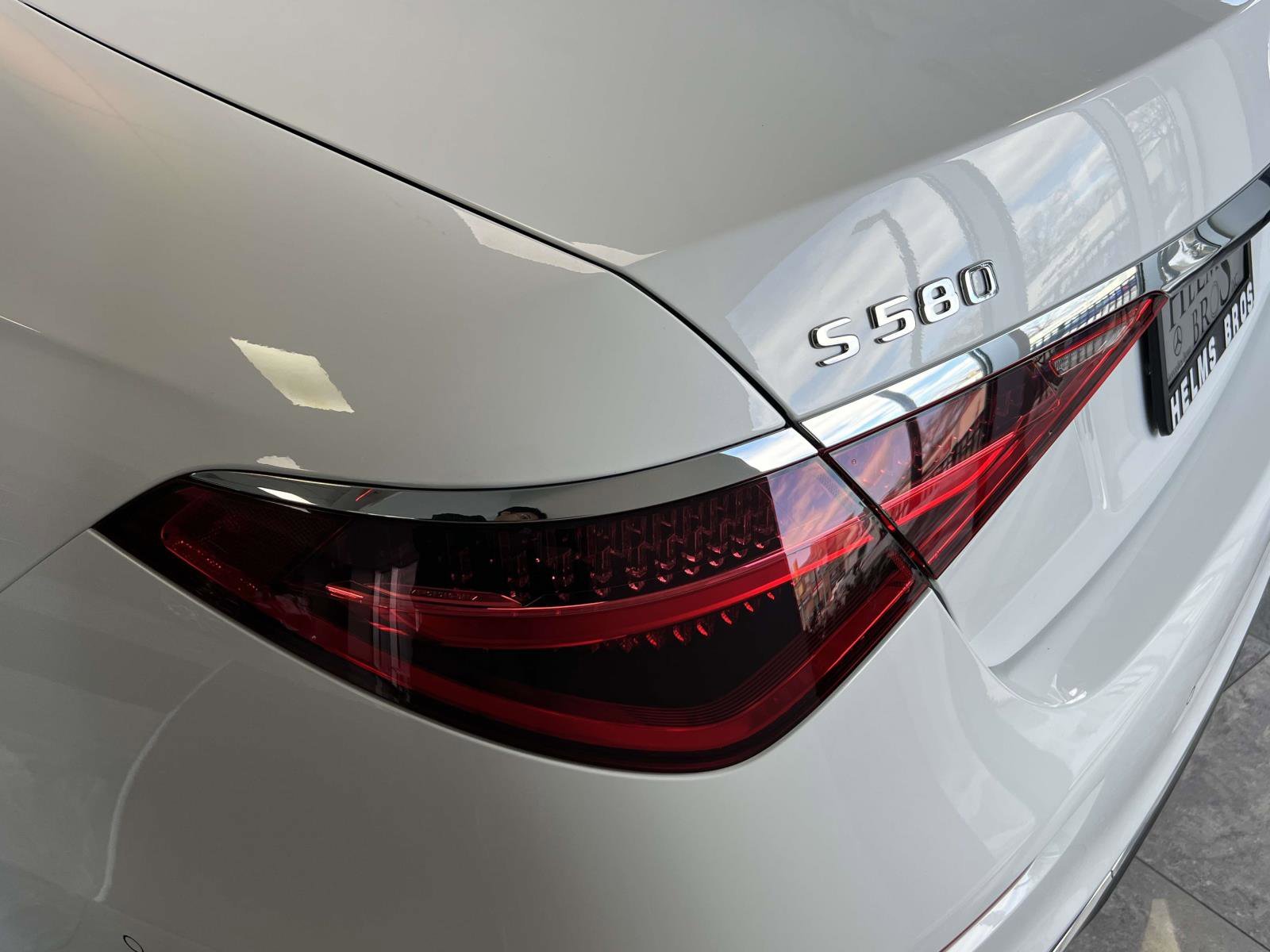 New 2026 MANUFAKTUR Moonlight White Metallic Mercedes-Benz S 580 image 40