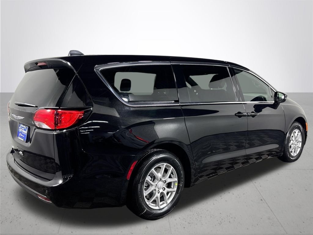 New 2026 Diamond Black Crystal Pearl-Coat Exterior Paint Chrysler LX image 6