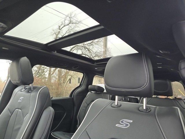New 2026 Bright White Clear-Coat Exterior Paint Chrysler Limited image 9