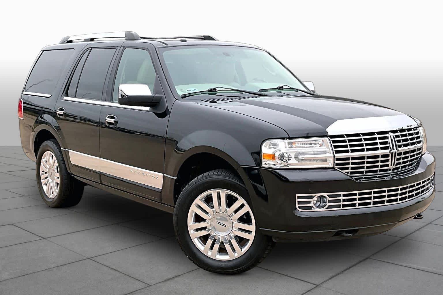 Used 2014 Tuxedo Black Metallic Lincoln  image 2