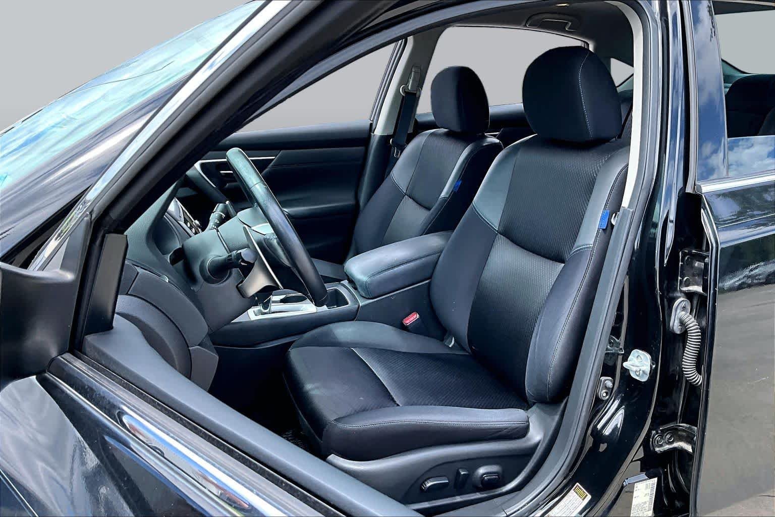 Used 2016 Super Black Nissan 2.5 SR image 8