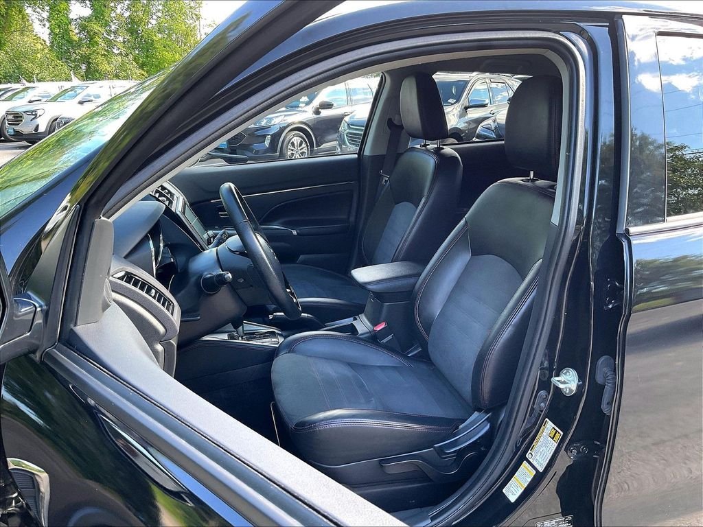 Used 2025 Gray Mitsubishi SE image 10
