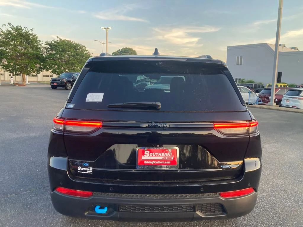 New 2024 Diamond Black Crystal Pearlcoat Jeep Trailhawk 4xe image 4