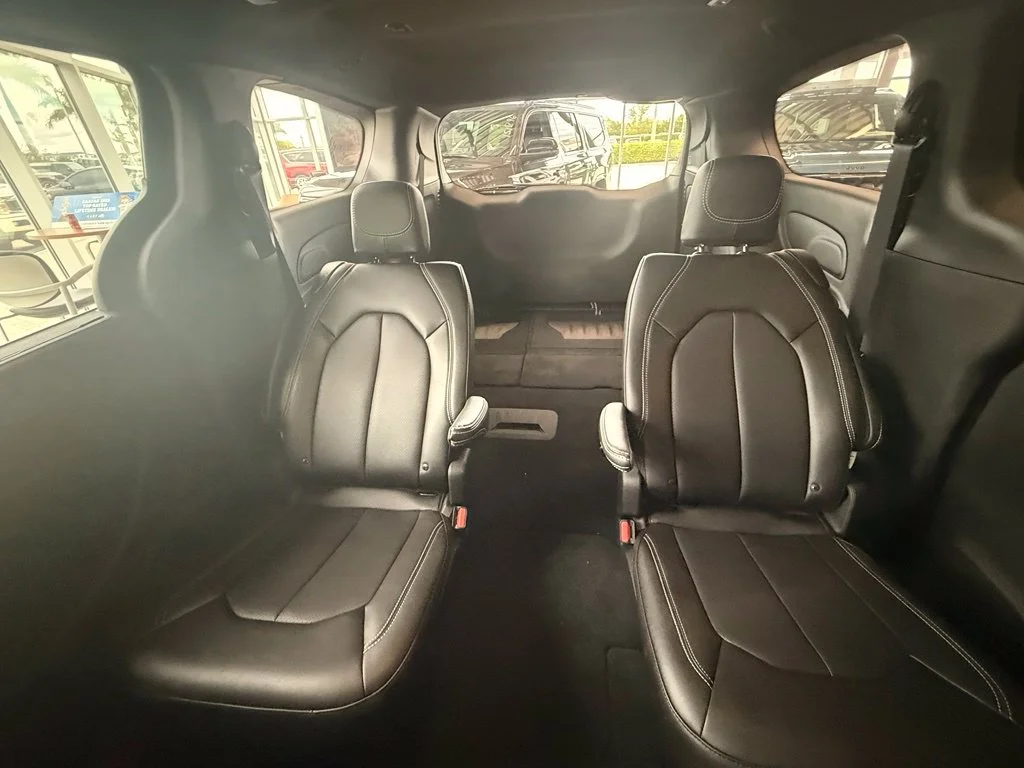 New 2026 Diamond Black Crystal Pearl-Coat Exterior Paint Chrysler Select image 20
