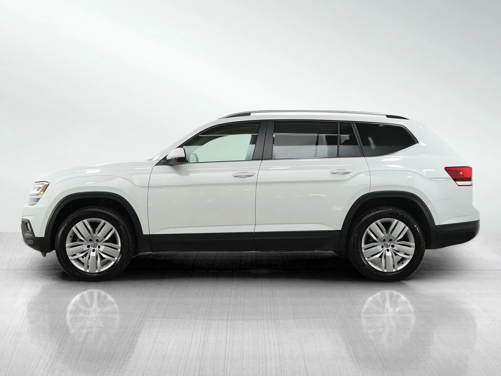 Used 2019 Volkswagen Atlas SE w/Tech with VIN 1V2UR2CA4KC511914 for sale in Minneapolis, Minnesota