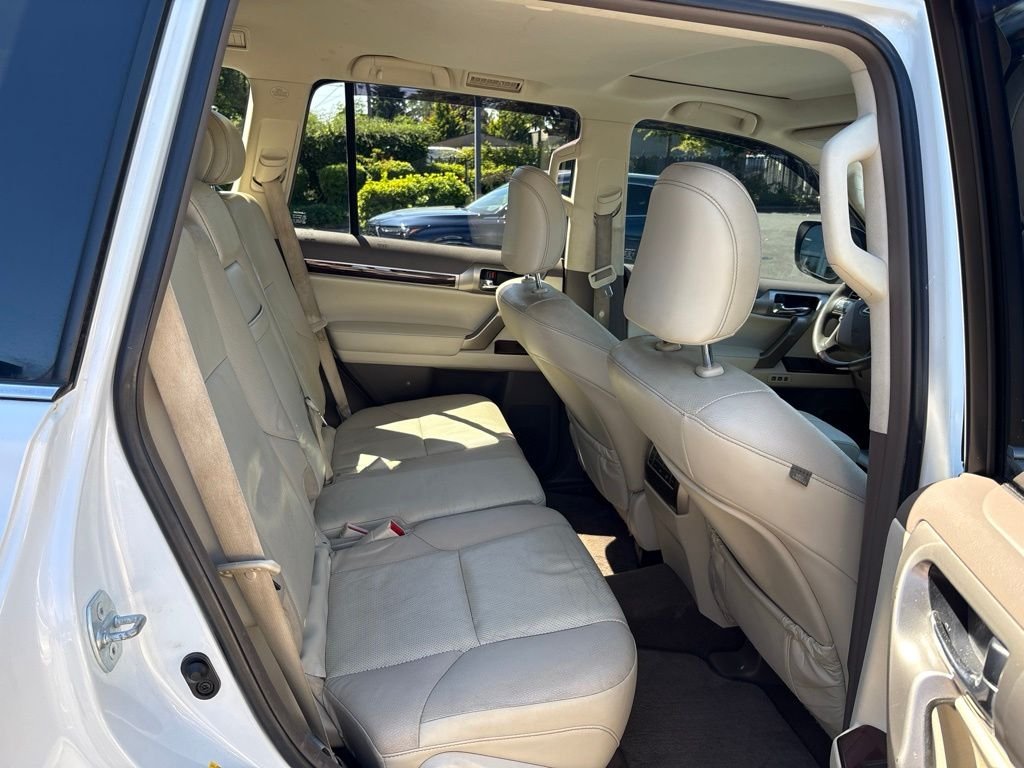 Used 2015 Starfire Pearl Lexus 460 image 25