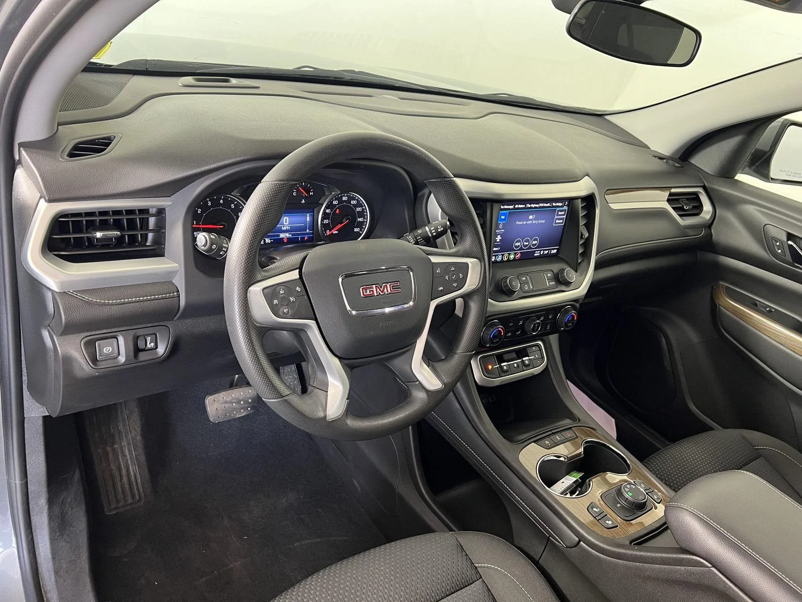 Used 2023 Sterling Metallic GMC SLE image 4