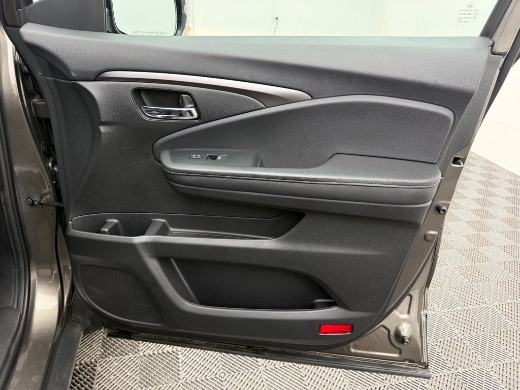 Used 2020 Pacific Pewter Metallic Honda RTL image 33