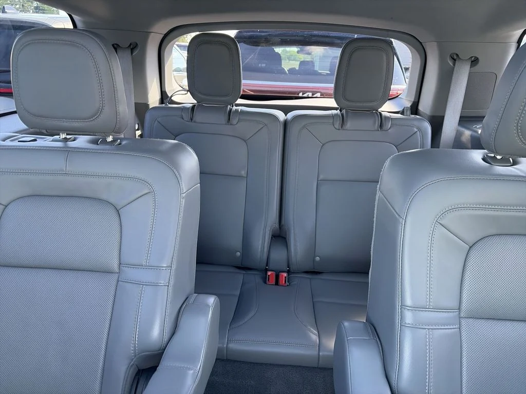Used 2020 Blue Lincoln Reserve image 24